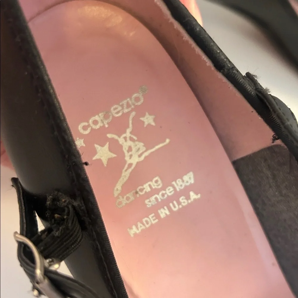 Capezio Girls Black Closed Toe Ankle Strap‎ Kitten Heel Tap Dance Shoes Size 8W